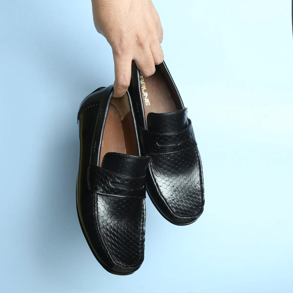 Snake Scales Textured Black Loafer